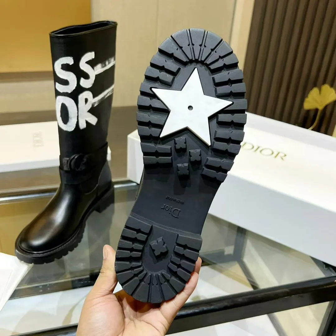 👟👟Ex-factory price 680👟👟 Dior-Major graffiti knight boots. Handsome boots use unique design elements to create a striking appearance. Made of black technical fabric and cow leather, they can be easily put on and taken off. Taking inspiration from the Dior Book Tote bag, it features a two-tone "Christian Dior" signature on the top. Adjustable nylon strap with "CD" logo and corrugated rubber sole form the basis of the eye-catching silhouette. "Christian Dior" logo on the shaft. Technical fabric band around the ankle with brass ring. Notched rubber sole decorated with Christian Dior's lucky star symbol. Size: #35-41 (40 41 custom-made, non-refundable)